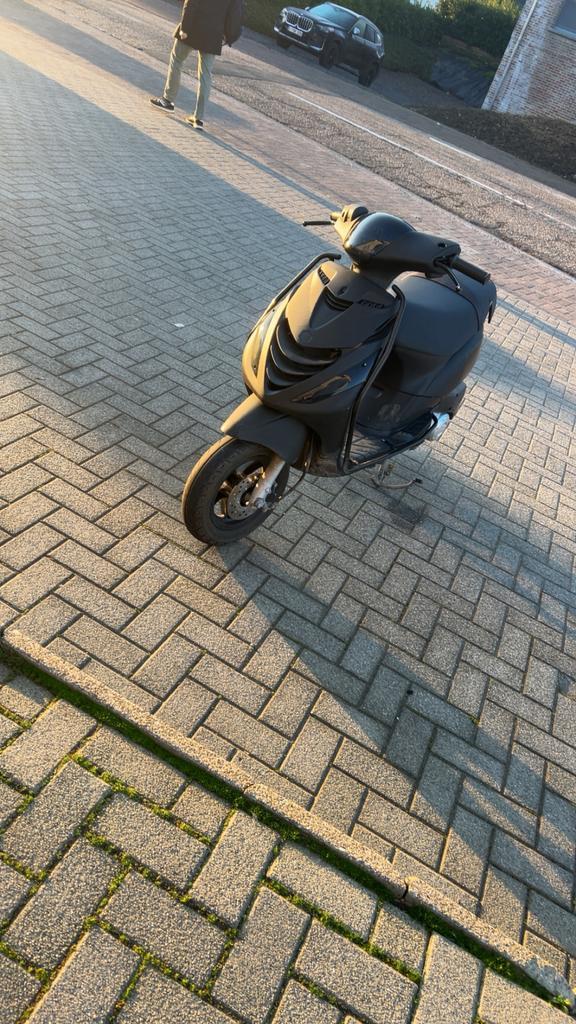 Piaggio zip 4T iget  B-klasse mat zwart, Fietsen en Brommers, Scooters | Piaggio, Zo goed als nieuw, Zip, Klasse B (45 km/u), Ophalen