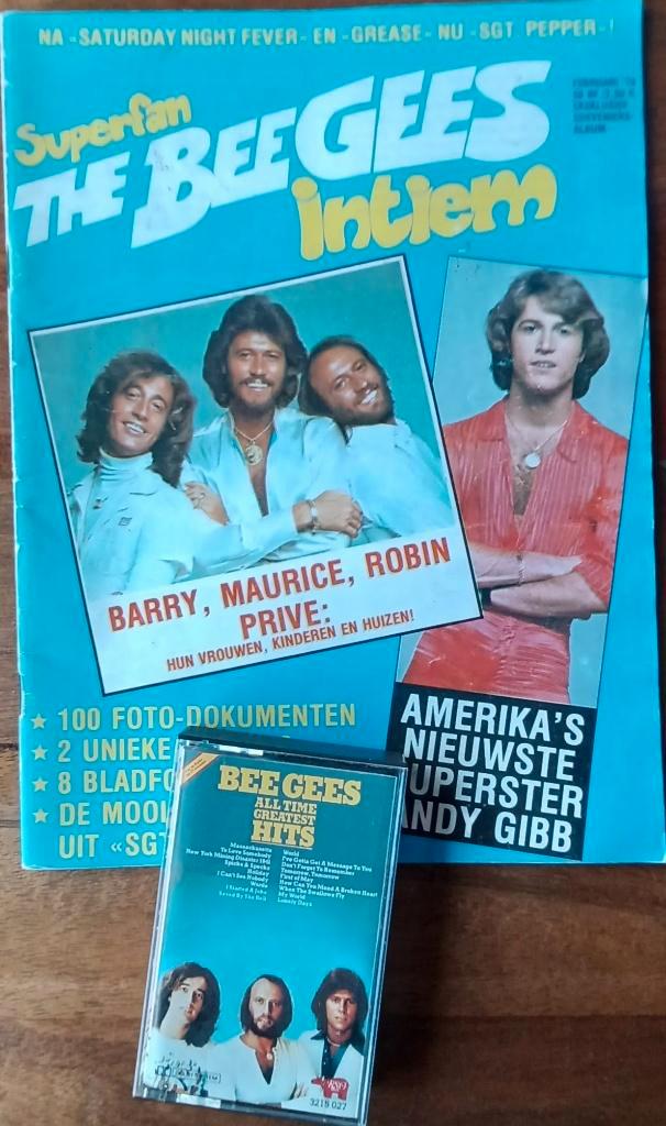 THE BEE GEES // Foto-special (1979) + cassette (1977), Collections, Musique, Artistes & Célébrités, Enlèvement ou Envoi