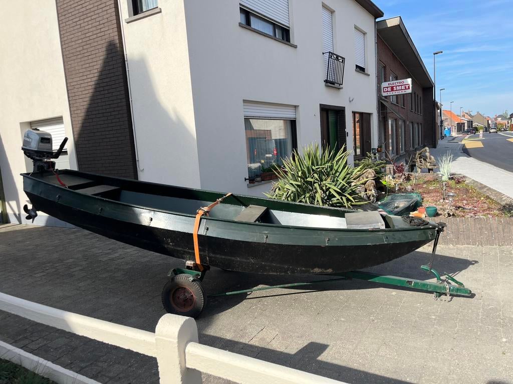 Magnifique canot en fer avec remorque basculante, Sports nautiques & Bateaux, Chaloupes, Enlèvement, Utilisé