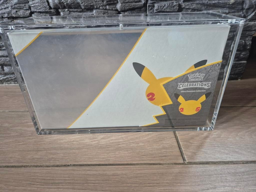 pokemon celebrations ups met acryl, Hobby en Vrije tijd, Verzamelkaartspellen | Pokémon, Ophalen of Verzenden