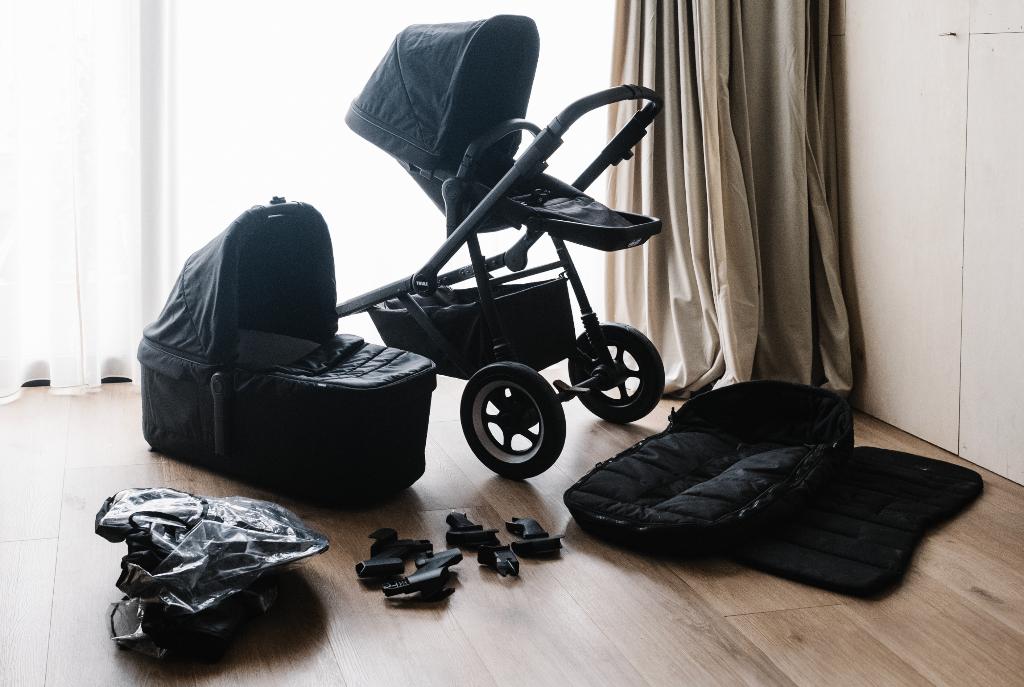 Thule Sleek Black 4-in-1 kinderwagen, Enfants & Bébés, Poussettes & Combinaisons, Autres marques, Enlèvement, Utilisé, Poussette