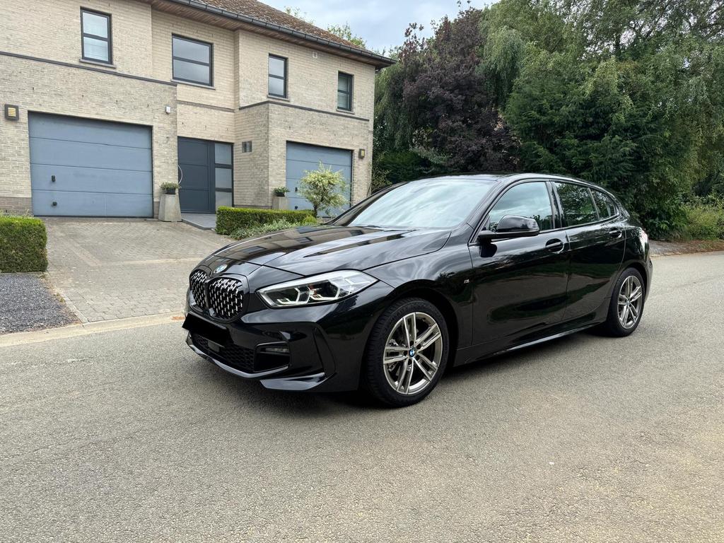 BMW 116i Hatchback (2021) – 133.000 km – Benzine, Auto's, BMW, Particulier, 1 Reeks, Benzine, Euro 6, 5 deurs, Automaat, Zwart