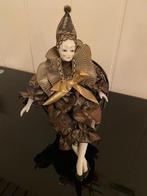 Porseleinen Pierrot beeldje zittend in rotan stoeltje, Ophalen of Verzenden, Zo goed als nieuw, Mens