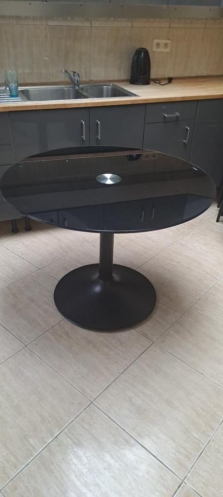 Table en verre noir, Enlèvement, Verre