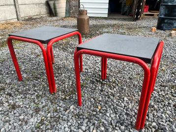 Zeer sterke bijzettafels beschikbaar voor biedingen