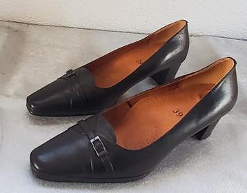 Nouvelles chaussures noires en cuir pour femmes Taille : 39