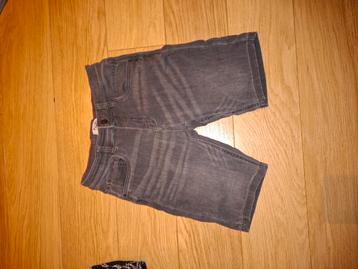 Korte broek beschikbaar voor biedingen