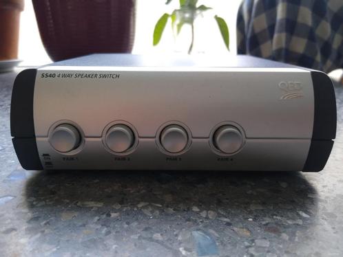 QED SS40 4-voudige luidsprekerschakelaar, Audio, Tv en Foto, Overige Audio, Tv en Foto, Zo goed als nieuw, Ophalen