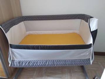 co-sleeper – met ademende matrasbeschermer en hoeslaken beschikbaar voor biedingen