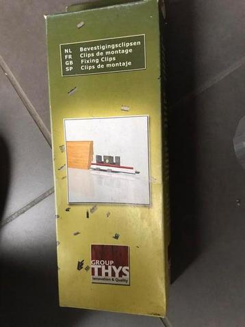 Clips om plinten te bevestigen beschikbaar voor biedingen