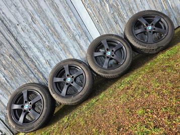 zwarte BMW velgen (1 serie/3 serie) met 4 goede banden beschikbaar voor biedingen