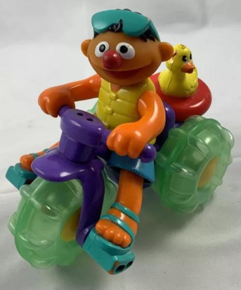 Sesamstraat Fisher Price Ernie driewieler waterfiets figuur, Kinderen en Baby's, Speelgoed | Actiefiguren, Zo goed als nieuw, Verzenden
