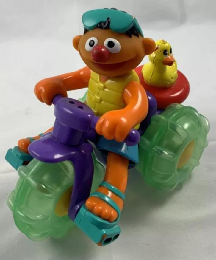 Sesamstraat Fisher Price Ernie driewieler waterfiets figuur, Kinderen en Baby's, Speelgoed | Actiefiguren, Zo goed als nieuw, Verzenden