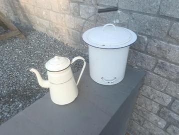 Beau seau de nuit et cafetière émaillés anciens, Enlèvement