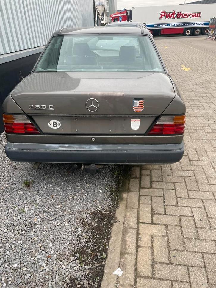 Mercedes 2.5 diesel oldtimer 1989, Auto's, Oldtimers, Particulier, Diesel, Berline, 5 deurs, Handgeschakeld, Bruin, Grijs, Stof