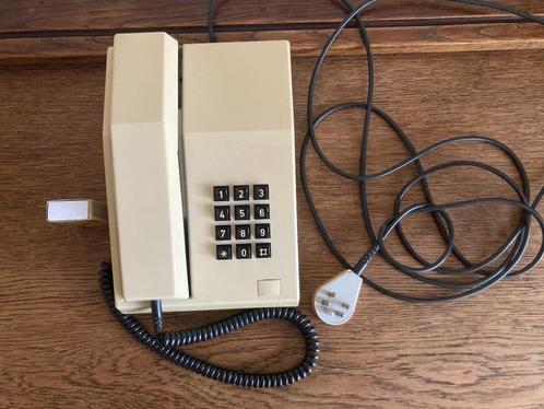 RTT U77 82A beige lichtbruin telefoontoestel eigthies modern, Telecommunicatie, Vaste telefoons | Niet Draadloos, Gebruikt, Bakeliet