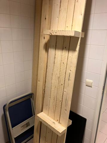 2 houten palletten beschikbaar voor biedingen