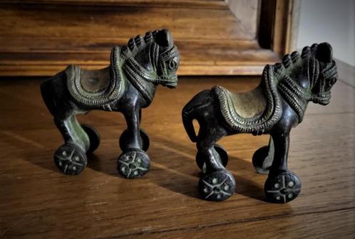 2 oude Indiase tempelpaarden, Antiek en Kunst, Antiek | Vazen, Ophalen of Verzenden