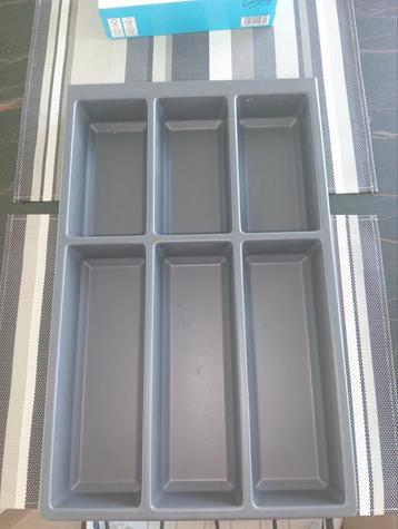 Besteklade 0.30 B x 0.47 L. Hoogte 5 cm beschikbaar voor biedingen