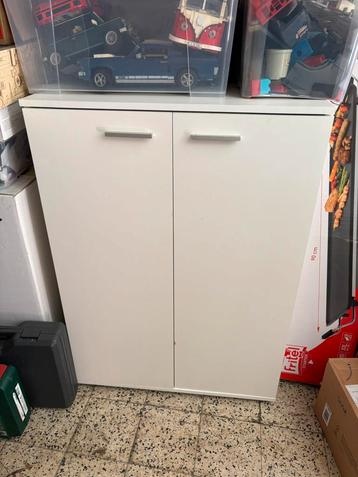 Kast met leggers beschikbaar voor biedingen