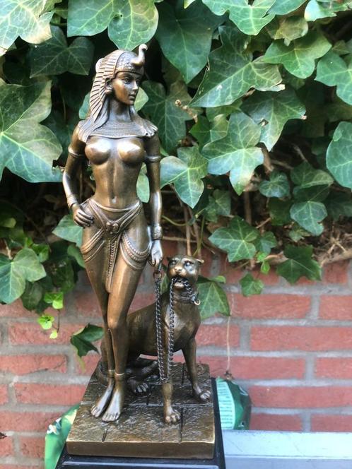bronzen godin koningin Cleopatra, staande geketende panter, Antiek en Kunst, Kunst | Beelden en Houtsnijwerken, Ophalen of Verzenden