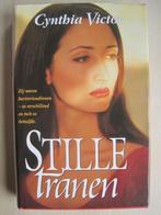 310 - Stille tranen - Cynthia Victor, Ophalen of Verzenden, Zo goed als nieuw, Cynthia Victor, Amerika