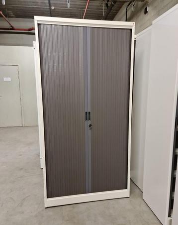 Metalen kast met rolluikplank beschikbaar voor biedingen