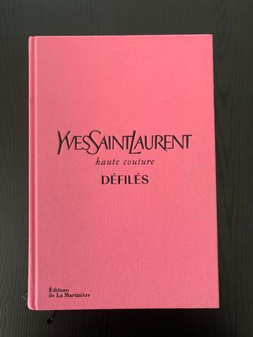 Livre Yves Saint Laurent Défilés 