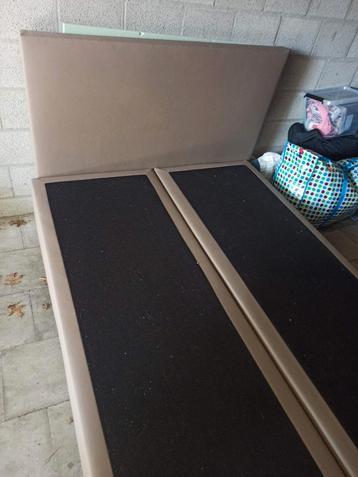 Boxspring 140cm breed.  beschikbaar voor biedingen