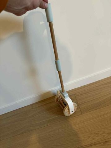 houten duw speeltje met belletjes beschikbaar voor biedingen