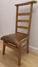 4 identieke kerkstoelen, Ophalen