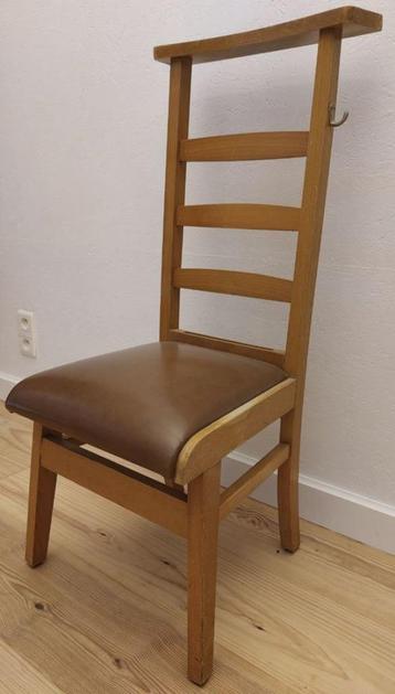  4 identieke kerkstoelen beschikbaar voor biedingen