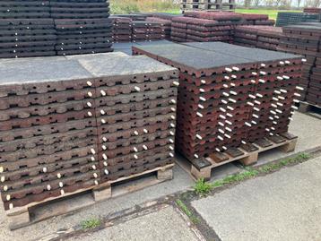 92 vochtdoorlatende rubberen matten 50x50x5,5cm beschikbaar voor biedingen