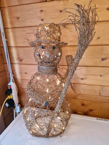Leuke sneeuwman met lichtpuntjes  beschikbaar voor biedingen