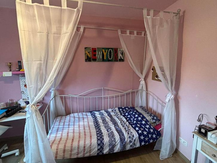 Lit banquette en métal blanc avec baldaquin, Enfants & Bébés, Chambre d'enfant | Lits, Comme neuf, 180 cm ou plus, 85 à 100 cm