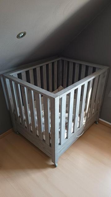 Park met opberglade en matras beschikbaar voor biedingen