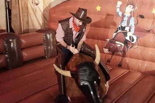 Rodeostier huren vanaf 220 incl btw, Hobby en Vrije tijd, Feestartikelen | Verhuur, Ophalen