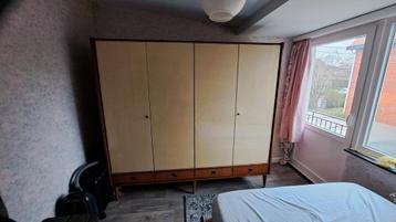 Mooie Retro kleerkast  beschikbaar voor biedingen