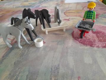 Playmobil.  Paardenverzorger beschikbaar voor biedingen