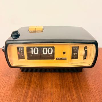 VINTAGE WEKKERRADIO SANYO 6CA-T45 FLIP KLOK 1976 RETRÓ beschikbaar voor biedingen