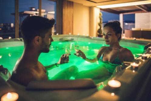 Nieuw! wifi ready jacuzzi 5 personen 2 ligplaatsen, Tuin en Terras, Zwembad-toebehoren, Nieuw, Ophalen