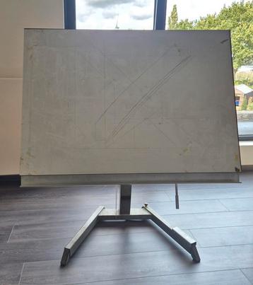 Tekentafel inclusief accessoires beschikbaar voor biedingen