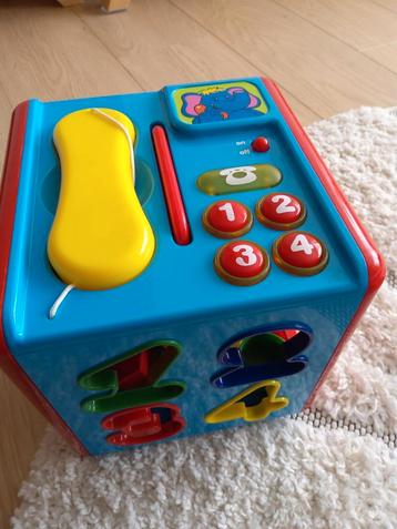 Speelkubus met telefoon, vormen, cijfers,..  beschikbaar voor biedingen