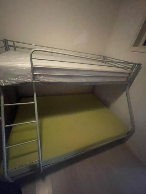 Metalen Stapelbed met Enkel Boven en Dubbel Beneden, Huis en Inrichting, Slaapkamer | Stapelbedden en Hoogslapers, Zo goed als nieuw