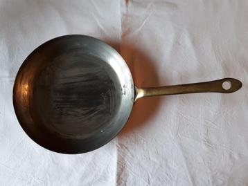 Koperen koekenpan met handvat beschikbaar voor biedingen