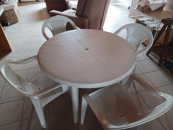Witte ronde tuintafel met 4 stoelen in zeer goede staat beschikbaar voor biedingen