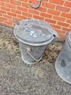 Twee zinken vuilbakken, Enlèvement