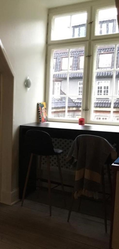 Bartafel en twee krukken -- Bar set (Table & Stools) 75EU, Huis en Inrichting, Barren, Zo goed als nieuw, Inclusief barstoelen
