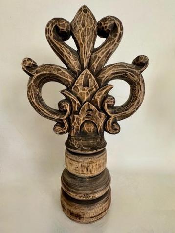 set van 2 houten hand-gesculpteerde pinakels - Franse Lelie beschikbaar voor biedingen