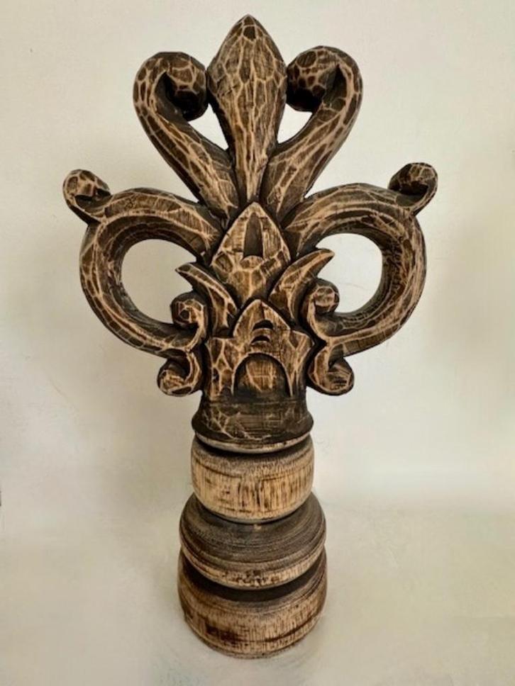 set van 2 houten hand-gesculpteerde pinakels - Franse Lelie, Antiek en Kunst, Kunst | Beelden en Houtsnijwerken, Ophalen of Verzenden